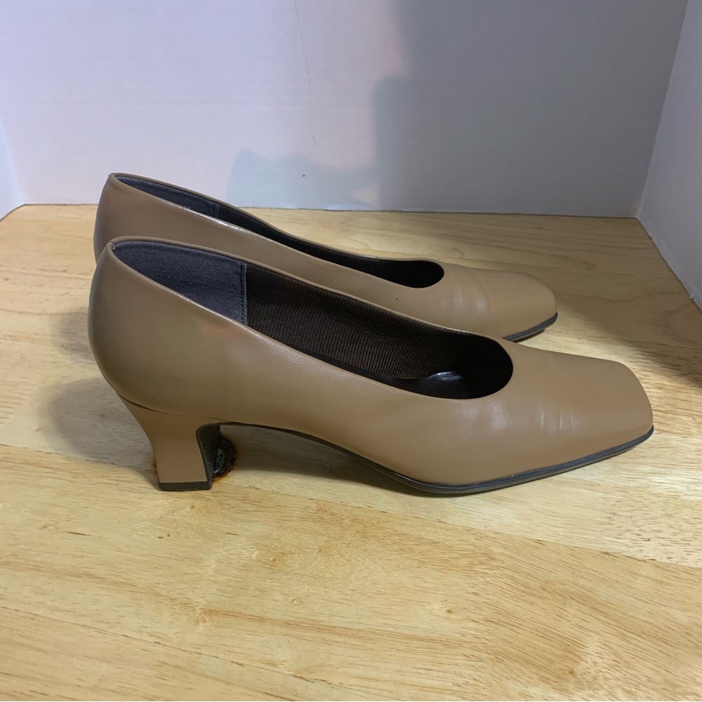 Life Stride Women's Erica Beige Heels/Comfort Footbed Size 8.5M Made In‎ Brazil
